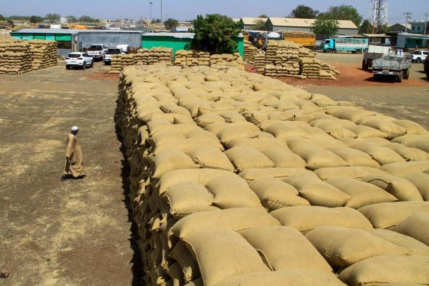 Ein Arbeiter sortiert Getreidesäcke auf einem Markt in Gedaref, Ostsudan, am 22. Februar 2024. Zehn Monate nach einem Krieg, der den Sudan an den "Rand des Zusammenbruchs" gebracht hat, hungert die große Mehrheit der Bevölkerung, so das Welternährungsprogramm der Vereinten Nationen am 21. Februar.