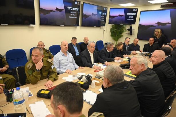 Der israelische Premierminister Benjamin Netanjahu hat noch in der Nacht das Kriegskabinett einberufen. 