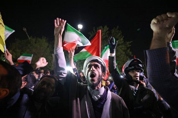 Jubelnde Iraner in Teheran feiern den Anschlag auf Israel, 14. April 2024.