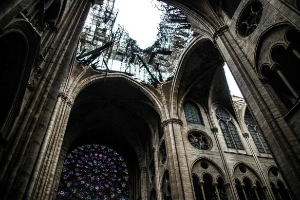 Eine der Fensterrosen unter dem beschädigten Dach der Kathedrale, einen Tag nach einem Brand.