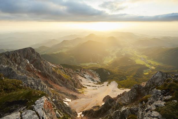 Blick von den felsigen Hängen des Schneebergs in die Wiener Alpen.