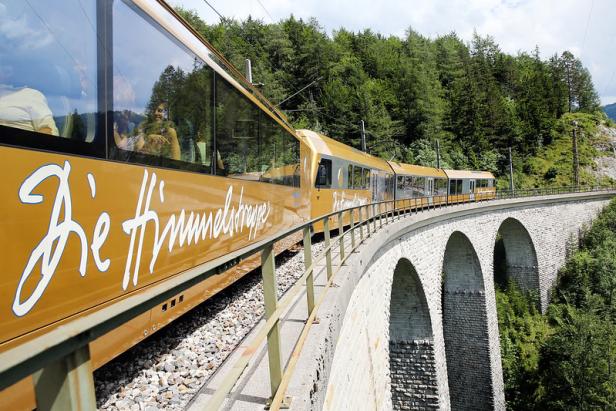 Die goldene Mariazellerbahn „Himmelstreppe“ fährt über ein Viadukt.