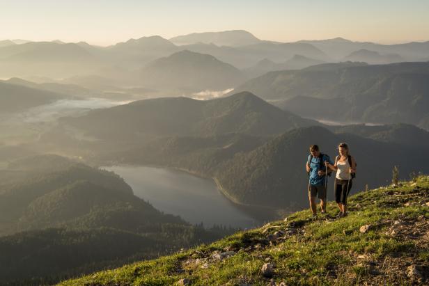 Ein Wanderpaar auf dem Gemeindealpe Mitterbach mit Blick auf den Erlaufsee.