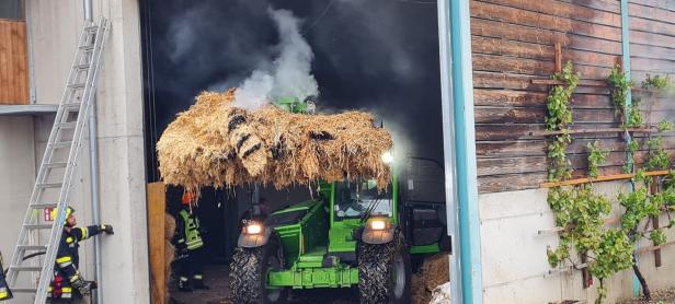 NÖ: Großeinsatz der Feuerwehren bei Brand in Strohlagerhalle