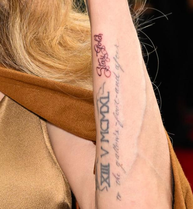 Angelina Jolie trägt nun den Schriftzug "Stay Gold" auf dem Unterarm