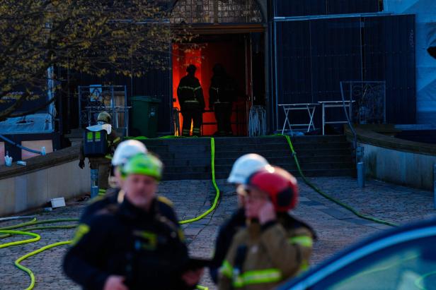 Feuer in historischer Börse in Kopenhagen: Tragende Struktur zerstört