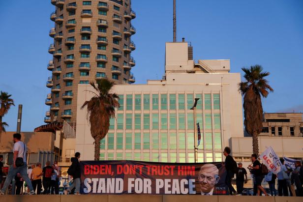 Ein Transparent vor der US-Botschaft in Tel Aviv zur Unterstützung von US-Präsident Biden und gegen Premier Netanjahus Drohung eines Gegenschlags, 15. April 2024.