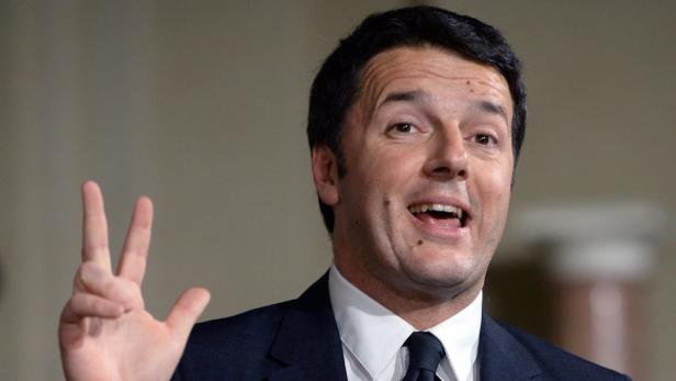 Matteo Renzi gestikuliert mit drei Fingern.