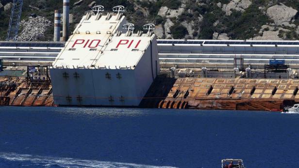 Das teilweise versunkene Kreuzfahrtschiff Costa Concordia im Wasser.