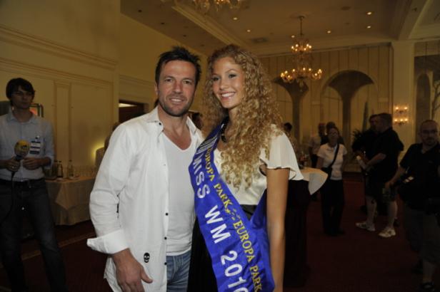 Ein Mann posiert mit einer jungen Frau, die eine Schärpe mit der Aufschrift „Miss WM 2010 Europa Park“ trägt.