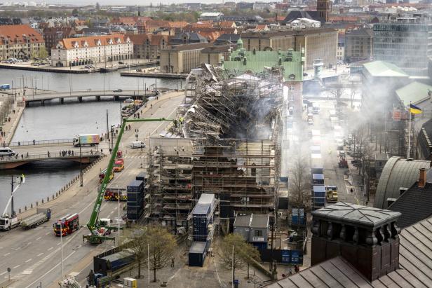 Nach Brand: Fassade der historischen Börse in Kopenhagen eingestürzt