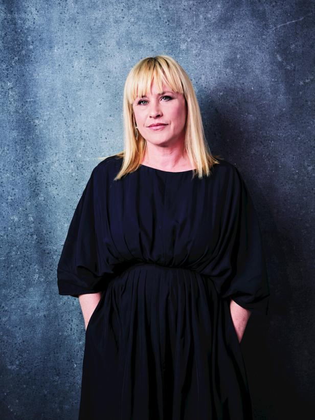 Patricia Arquette vor einem grauen Hintergrund.