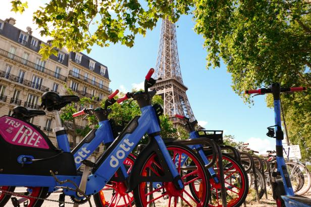 Mit dem Fahrrad durch Paris: Ist der neue Urlaubs-Trend verrückt oder fantastisch?