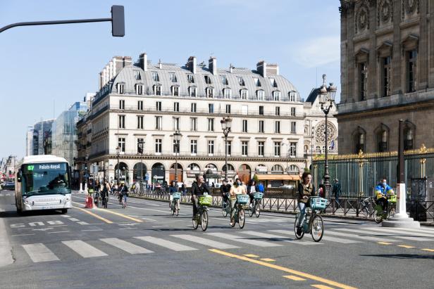 Mit dem Fahrrad durch Paris: Ist der neue Urlaubs-Trend verrückt oder fantastisch?