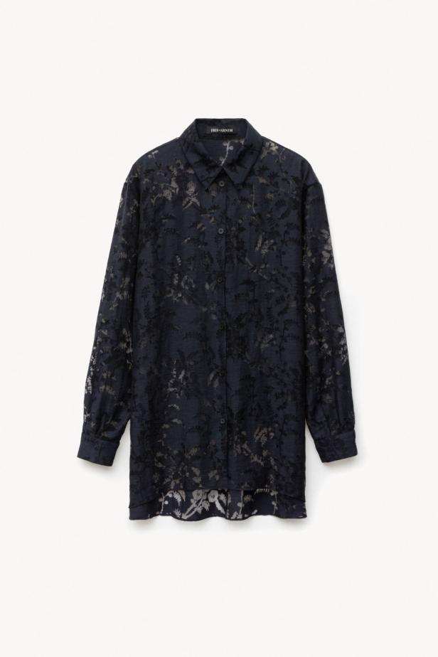 Eine lange, dunkelblaue Bluse mit einem floralen Muster von Iris Arnim.