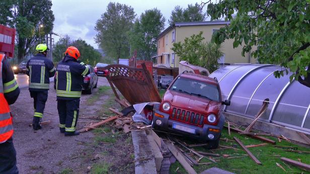 Baden: Autofahrer verlor Kontrolle und krachte in Gartenzaun