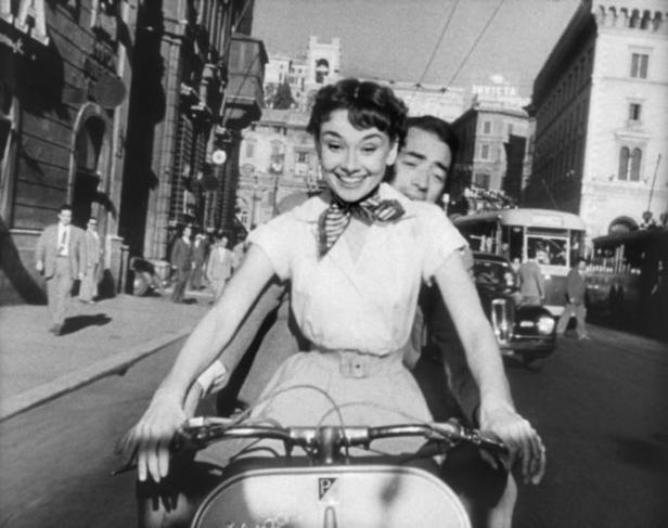 Audrey Hepburn und Gregory Peck auf einem Motorroller in Rom im Film „Ein Herz und eine Krone“.
