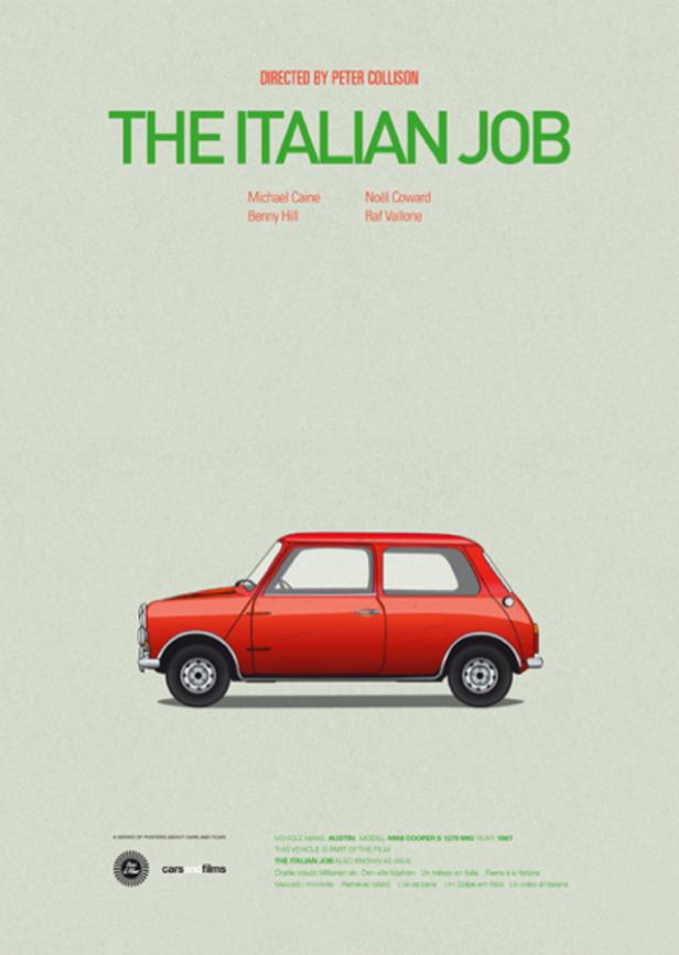 Ein roter Mini Cooper vor dem Filmplakat von „The Italian Job“.