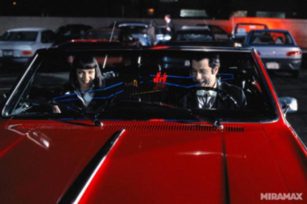 Mia Wallace und Vincent Vega fahren in „Pulp Fiction“ in einem roten Auto.