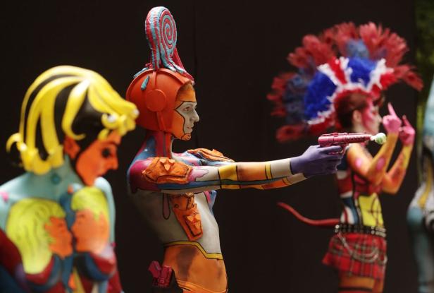 Künstler präsentieren Körperbemalung mit futuristischen und fantasievollen Designs.