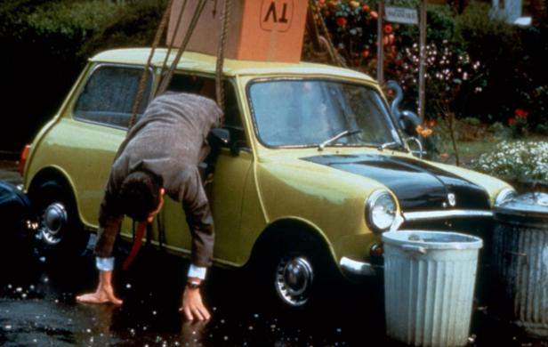 Mr. Bean versucht, einen Fernseher in seinen Mini zu laden.