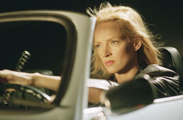 Uma Thurman als Braut in einer Szene aus „Kill Bill – Volume 2“ am Steuer eines Autos.