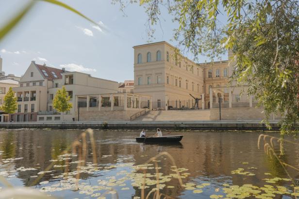 Ein Paar rudert in einem Boot auf der Spree in Berlin.
