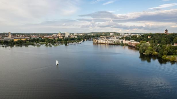 Eine Segeljacht fährt auf der Havel in Potsdam.