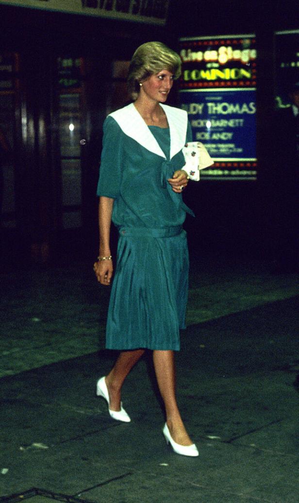 Prinzessin Diana in einem grünen Kleid und weißen Schuhen vor einem Theater.