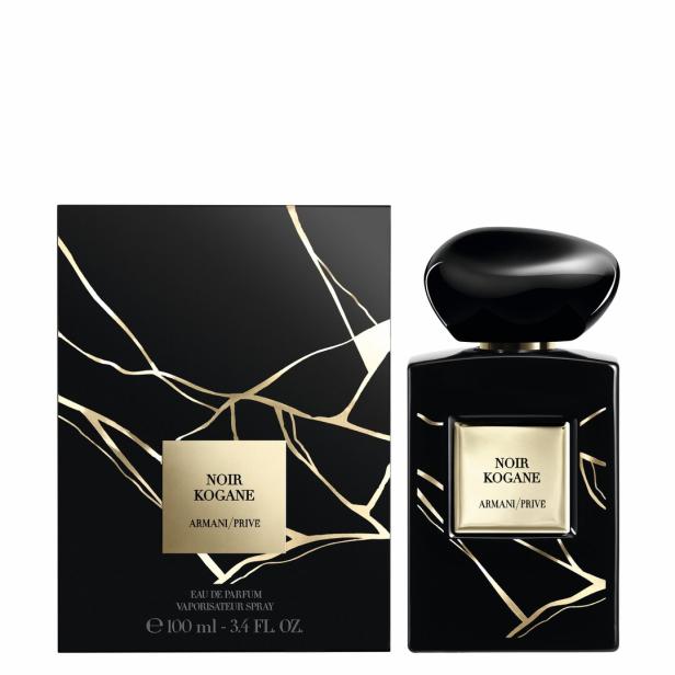 Eine Flasche „Noir Kogane“ Eau de Parfum von Armani Privé neben der zugehörigen Verpackung.
