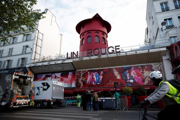 Geknickter Moulin Rouge in Paris: Eine Mühle ohne Räder