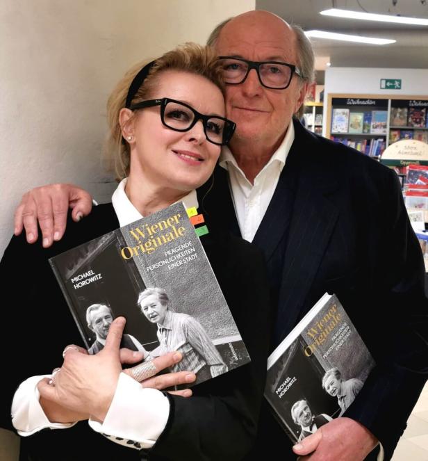 Eine Frau und ein Mann posieren mit dem Buch „Wiener Originale“ von Michael Horowitz.