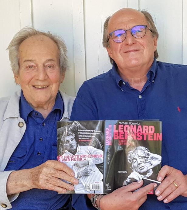 Zwei Männer präsentieren eine Biografie über Leonard Bernstein von Michael Horowitz.