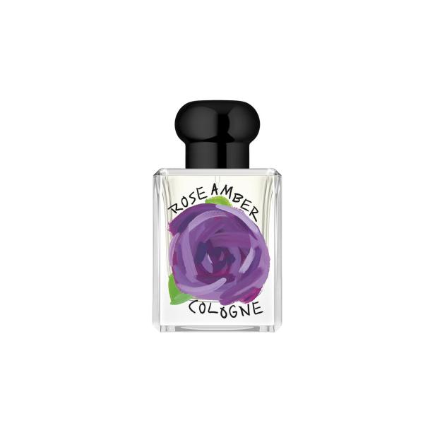 Ein Flakon „Rose Amber Cologne“ mit einer aufgemalten lila Rose.