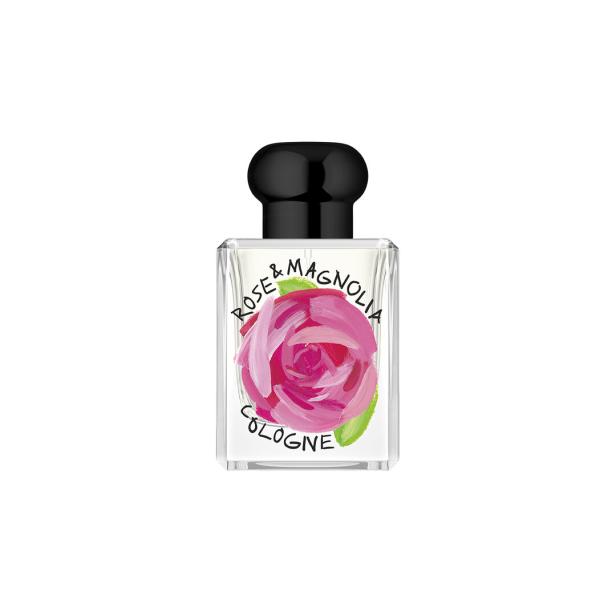 Eine Flasche „Rose & Magnolia Cologne“ mit einer gemalten Rose auf dem Etikett.