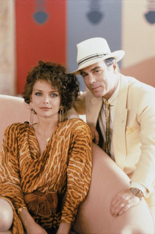 Michelle Pfeiffer und Dean Stockwell posieren für ein Foto in Kostümen für den Film „Married to the Mob“.