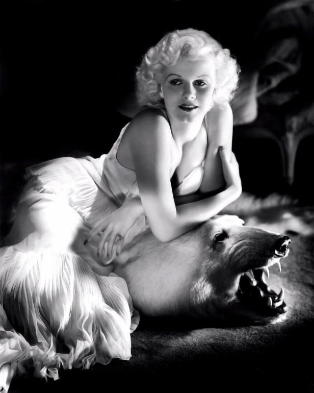 Jean Harlow posiert auf dem Fell eines Eisbären.