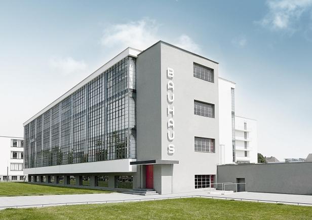 Das Bauhausgebäude in Dessau mit seiner charakteristischen Glasfassade.