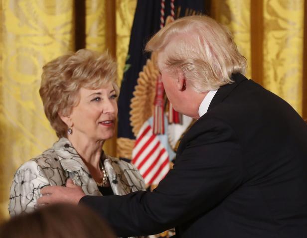 Linda McMahon mit Donald Trump