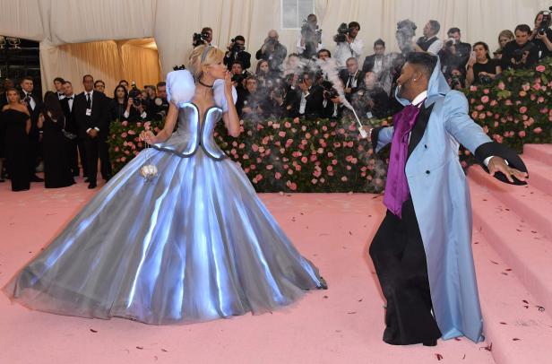 Zendaya in einem leuchtenden Ballkleid mit ihrem Stylisten Law Roach auf dem roten Teppich.