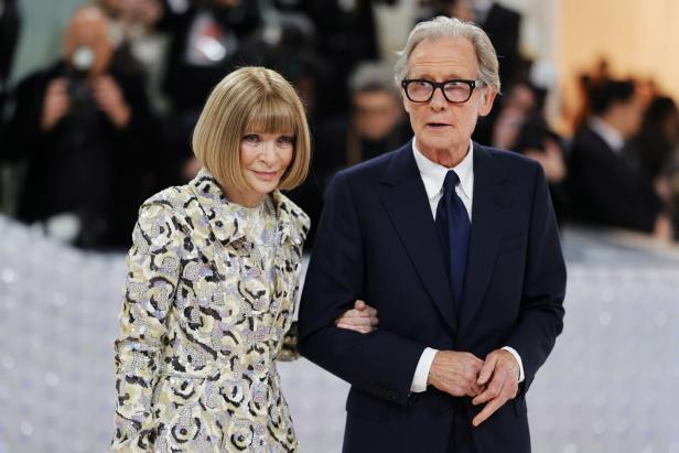 Anna Wintour und Bill Nighy posieren zusammen auf einem Event.