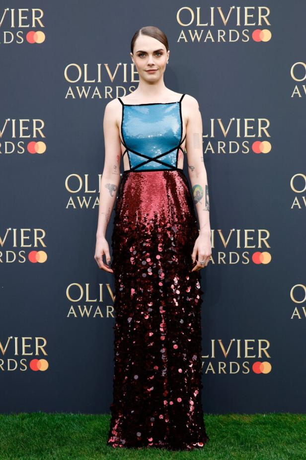 Cara Delevingne bei den Olivier Awards in einem blau-roten Paillettenkleid.