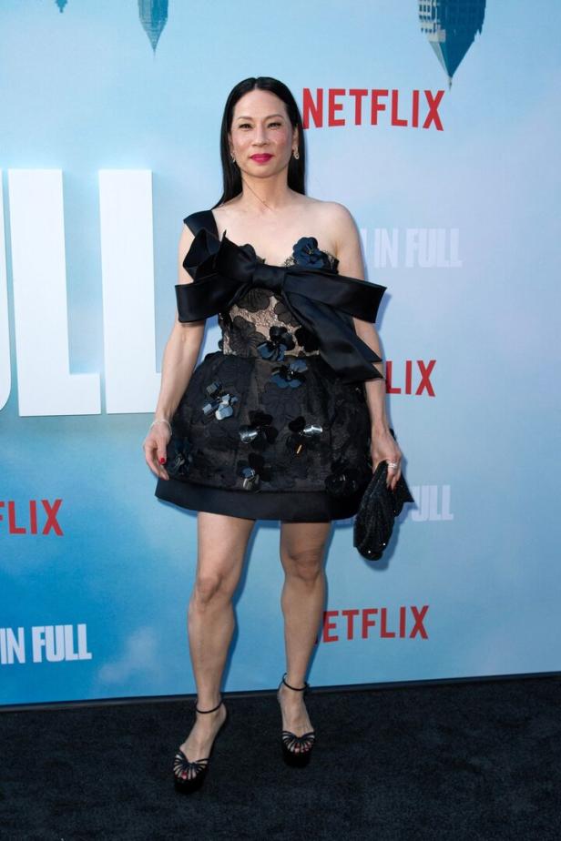 Lucy Liu in einem schwarzen Kleid auf dem roten Teppich für „Definition of Full“.