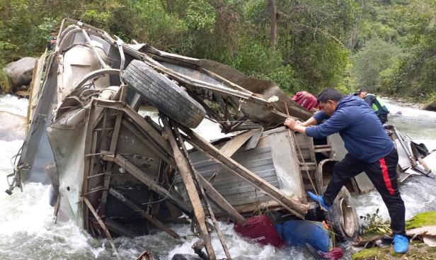 Bus in Peru stürzte in 200 Meter tiefe Schlucht: Viele Tote 