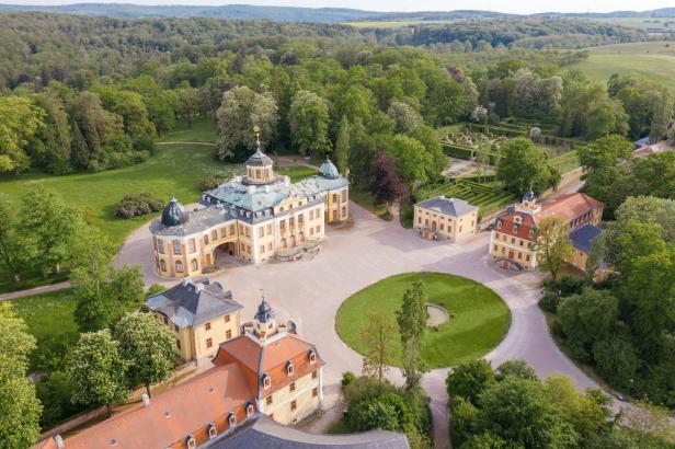 Barockschloss umgeben von grüner Parkanlage.