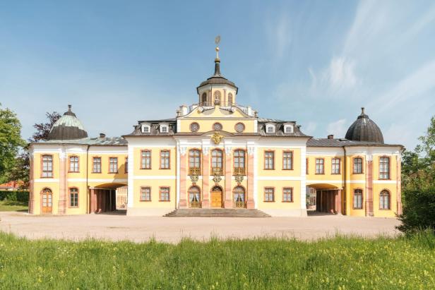 Barockschloss von vorne mit blauem Himmel.