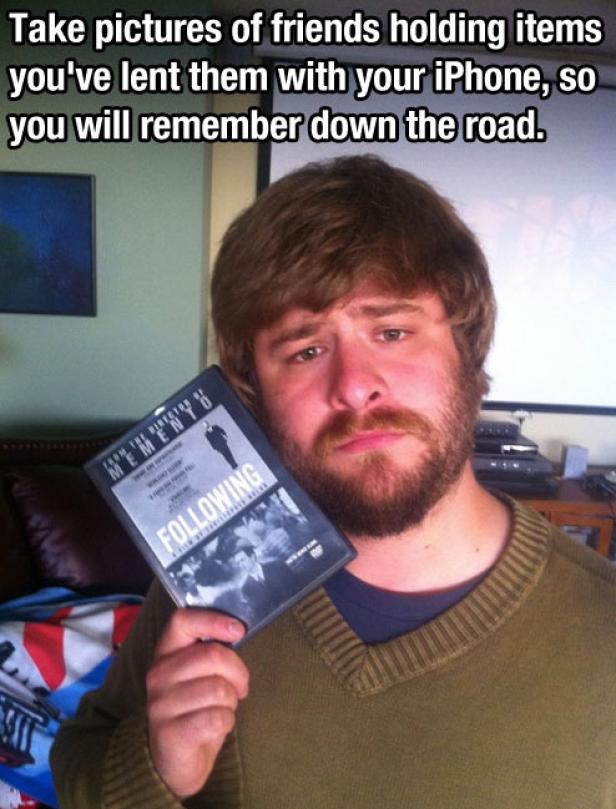 Ein Mann hält die DVD des Films „Following“ von Christopher Nolan in der Hand.