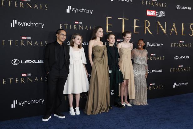 Angelina Jolie mit ihren Kindern bei der Premiere von „Eternals“.