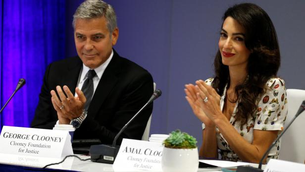 Amal gibt George Clooney den Weg vor