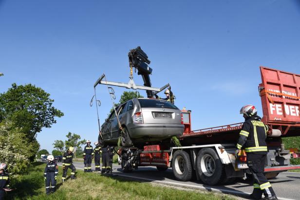 NÖ: Beherzte Ersthelfer retteten Lenker, der unter Auto eingeklemmt war